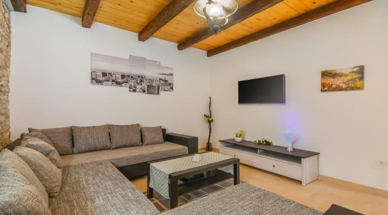 Villa Martin - Fast Wifi, Near Restaurant, Fenced Yard, Pavilion, Center Of Village Kringa