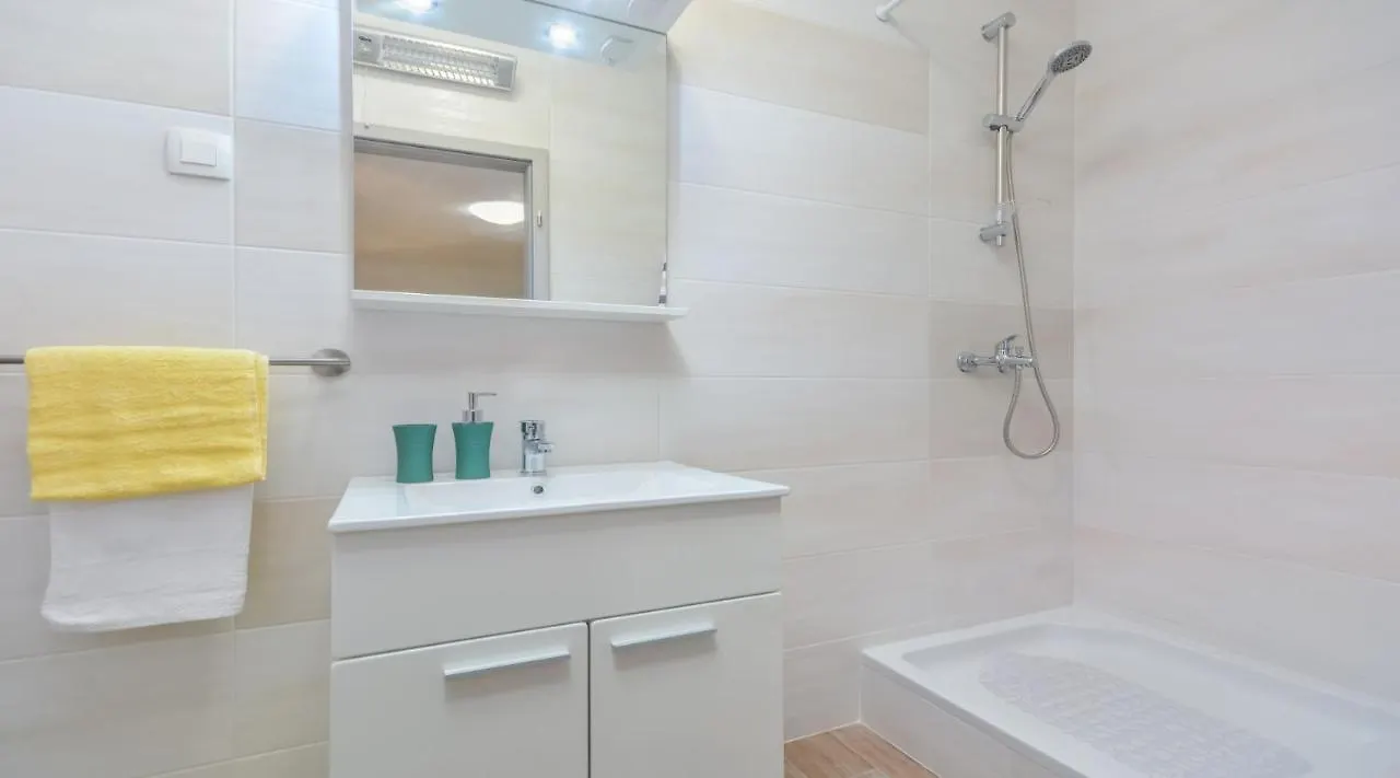 Villa Martin - Fast Wifi, Near Restaurant, Fenced Yard, Pavilion, Center Of Village Kringa 0*,