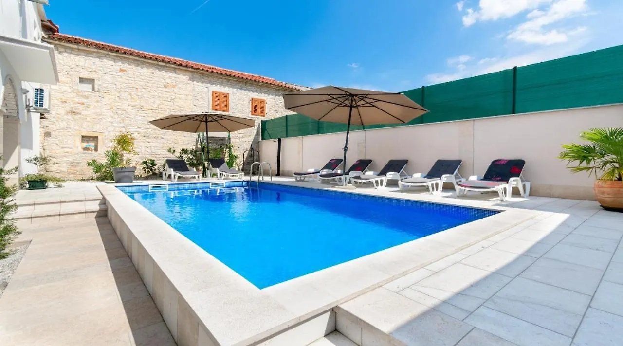 Villa Martin - Fast Wifi, Near Restaurant, Fenced Yard, Pavilion, Center Of Village Kringa