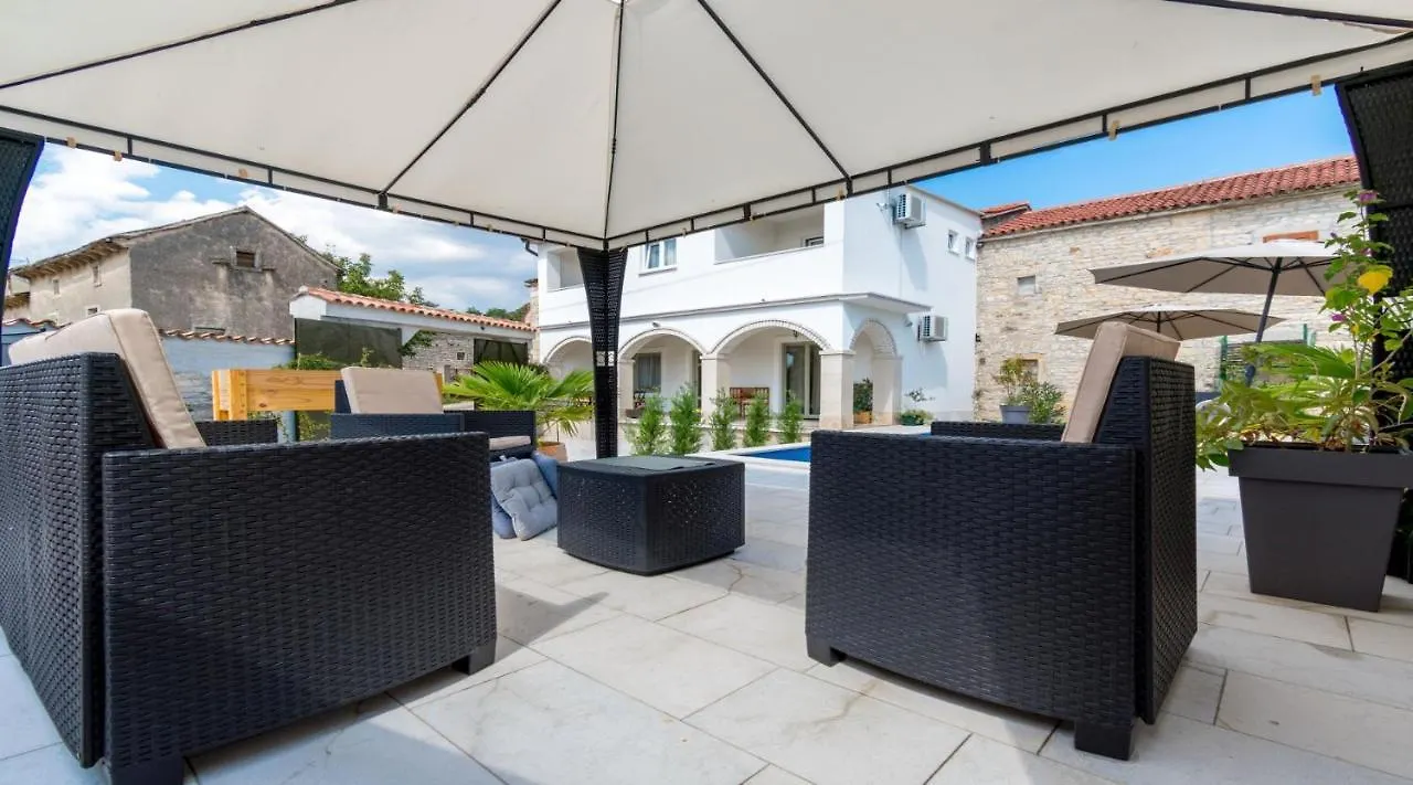 Villa Martin - Fast Wifi, Near Restaurant, Fenced Yard, Pavilion, Center Of Village Kringa