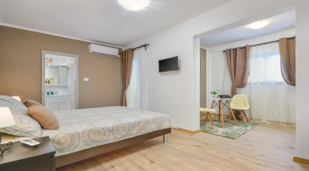 Villa Martin - Fast Wifi, Near Restaurant, Fenced Yard, Pavilion, Center Of Village Kringa